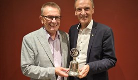 Präsident Franz-Rasso Böck übergibt die rotarische Glocke an den neuen Präsidenten Ellio Schneider
