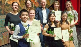 Präsident Ellio Schneider und die Preisträger des 27. Benefizkonzerts