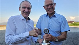 Präsident Ellio Schneider und neuer Präsident Mario Trunzer