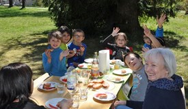 Die Kids von MIKI beim Mittagessen