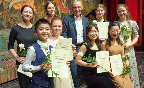 Präsident Ellio Schneider und die Preisträger des 27. Benefizkonzerts