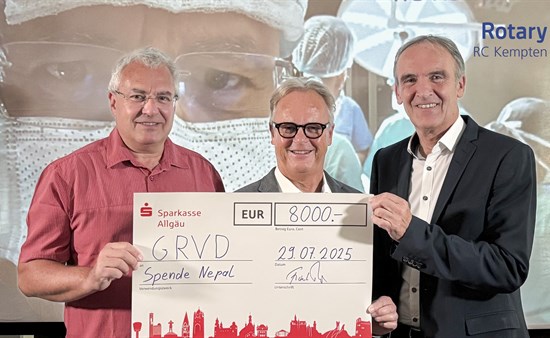 von li: Dr. Dr. Robert Wiedenmann, Vorsitzender Hilfswerk Rotary Frank Richter und Ellio Schneider Präsident RC Kempten