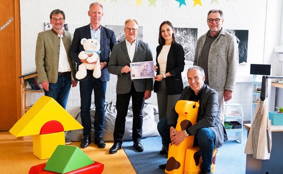 von li: Stephan Prändl, Stefan Richter, Frank Richter, Buket Altan, Walter Binder, vorne: Ellio Schneider